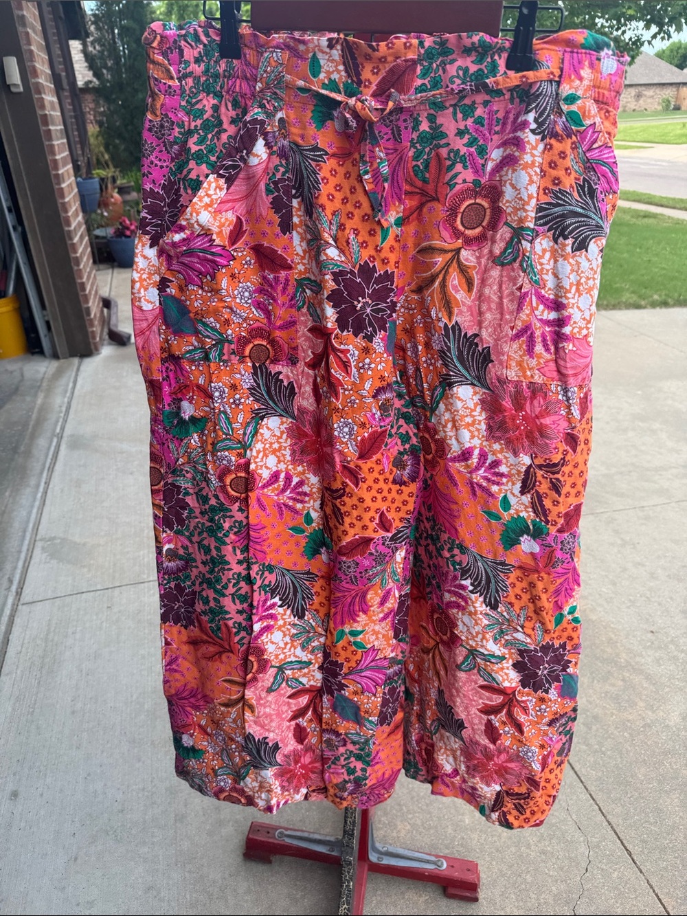 LOFT Floral wide leg capri’s  in Coral, Orange & Green
